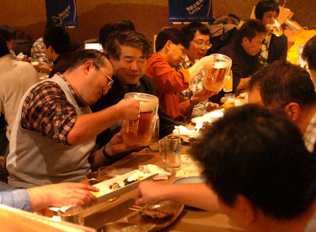 混み合う飲食店内。こうして楽しめる日は戻るのか=名古屋市で2006年12月9日(本文とは関係ありません)