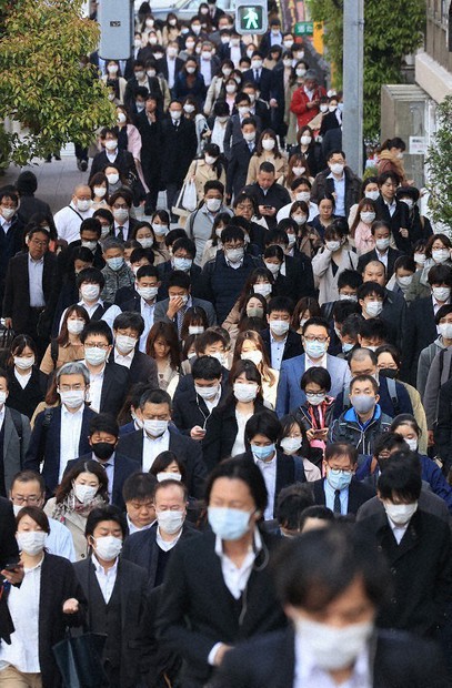 In this April 8, 2020 file photo, people are seen near Tokyo's Kachidoki Station in the capital's Chuo Ward commuting to work. (Mainichi/Naotsune Umemura)