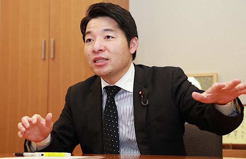 伊佐進一氏=岡本同世撮影
