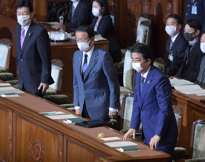 衆院本会議で2020年度補正予算案が全会一致で可決し、一礼する(右から)安倍晋三首相、麻生太郎財務相、西村康稔経済再生担当相=国会内で2020年4月29日、竹内幹撮影