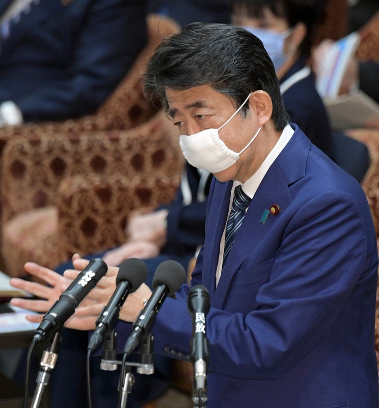 衆院予算委員会で国民民主党の玉木雄一郎代表の質問に答える安倍晋三首相=国会内で2020年4月29日午前8時59分、竹内幹撮影