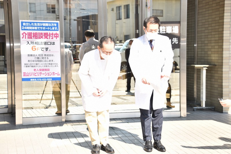 集団感染の発生を謝罪する(右から)升谷敏孝・恵成会理事長、升谷厚志施設長=富山市丸の内の富山リハビリテーションホームで2020年4月28日、高良駿輔撮影