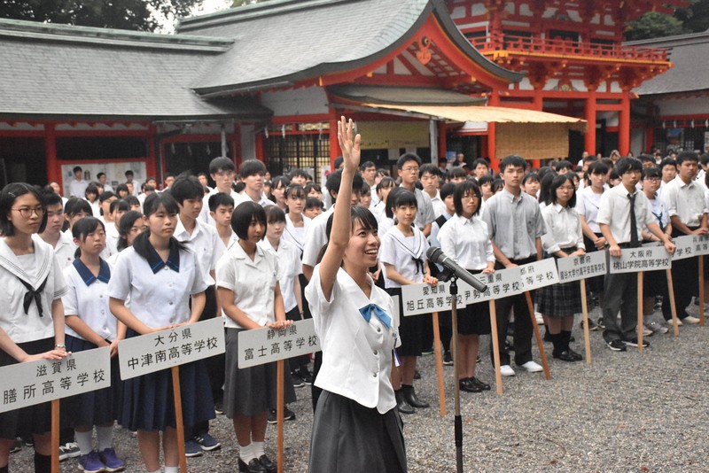 2019年大会で選手宣誓をする2018年優勝校の浦和明の星女子(埼玉県)主将(中央)=大津市神宮町の近江神宮で2019年7月19日午後5時14分、諸隈美紗稀撮影