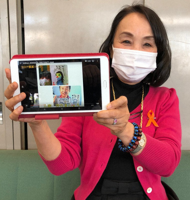 「歌でみんなに元気を届けたい」。自ら歌った替え歌の動画を紹介する歌手の川本三栄子さん=奈良県庁で、久保聡撮影