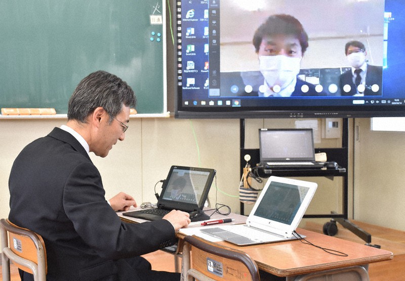 致遠館高での検証では、教員と生徒がウェブ会議システムの基本操作を確認した