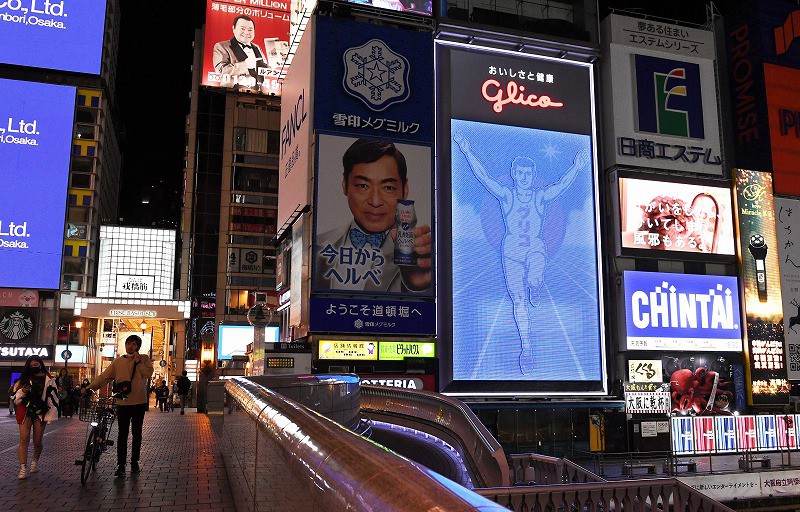 道頓堀のランドマークもブルーで感謝 グリコの看板全面を青でライト