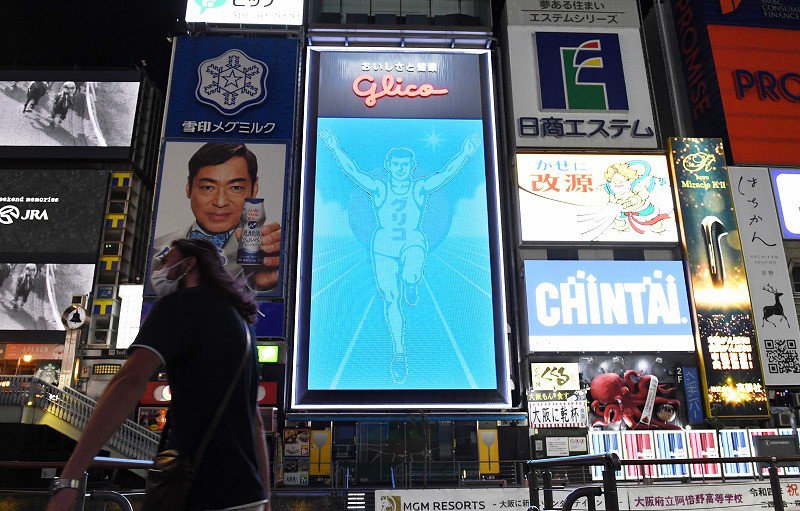 道頓堀のランドマークもブルーで感謝 グリコの看板全面を青でライト