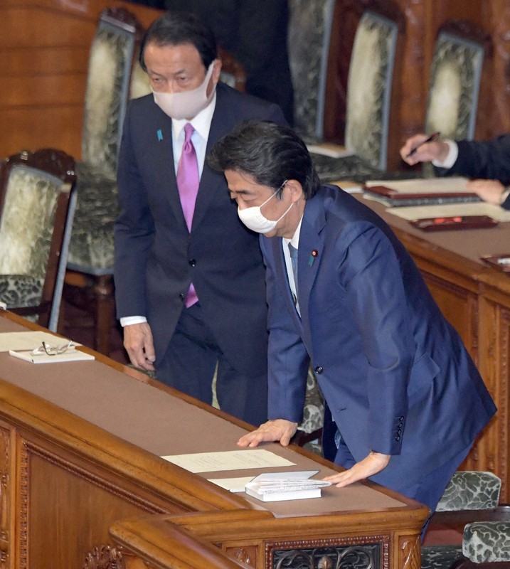 2020年度補正予算が賛成多数で可決、成立し、一礼する安倍晋三首相(右)と麻生太郎財務相=国会内で2020年4月30日午後7時12分、竹内幹撮影