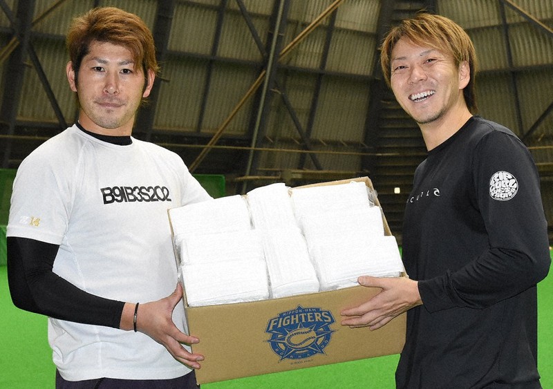 マスクを手にする加藤貴之投手(左)と宮西尚生投手=北海道日本ハム提供