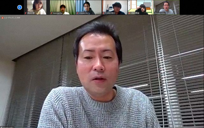 テレビ会議で学生たちと語り合う壬生照玄高森町長(中央)。スピード感を持って学生に米を贈ることを決めた=Zoomから