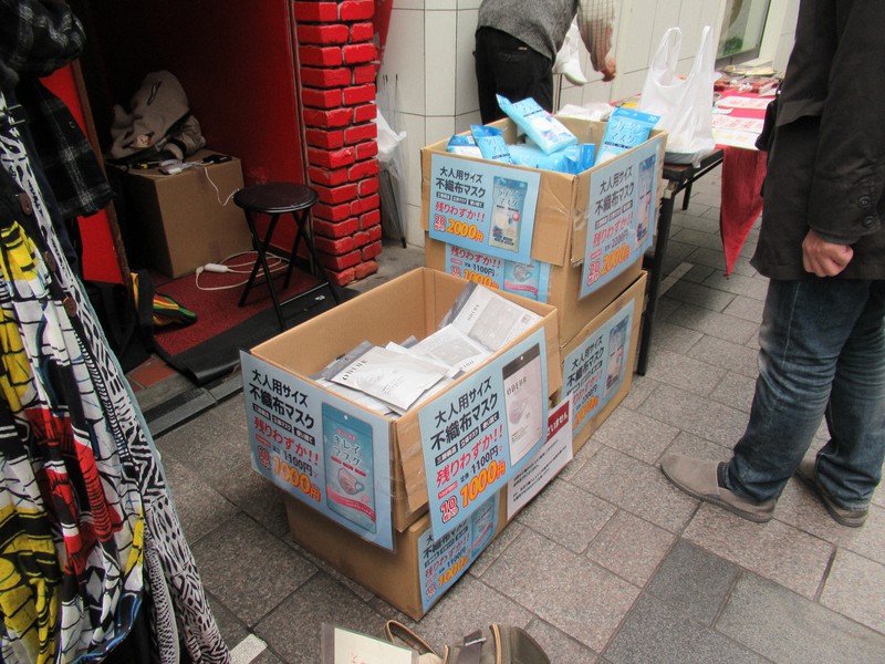 商店街にあるアジア料理店の店先で売られているマスク。値段は1枚当たり100円だ=東京都杉並区で2020年4月21日午前11時57分、五十嵐朋子撮影