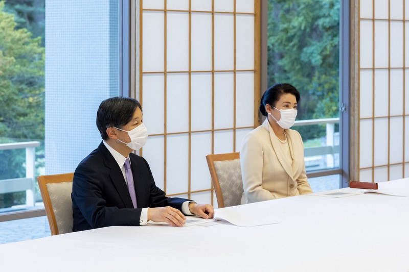 政府の専門家会議の尾身茂副座長から、新型コロナウイルスの感染拡大状況について説明を受けられる天皇、皇后両陛下=東京都港区の赤坂御所・檜の間で2020年4月10日(宮内庁提供)