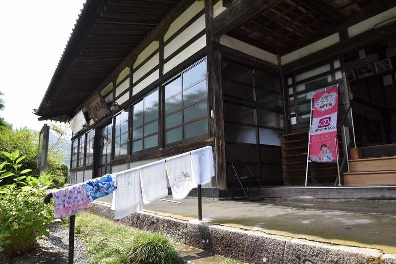 西源寺の本堂入り口にはコワーキングスペースの案内ののぼり=山梨市で、筆者撮影