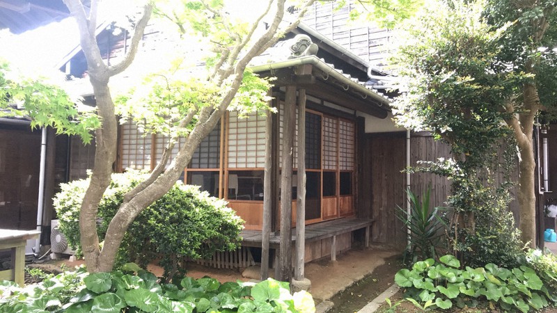 古民家を使った事業所。外出がままならない中、緑が目をいやしてくれる=筆者提供