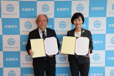 協定書を持つ大瀧純一・杏林大学長（左）と松下玲子・武蔵野市長＝杏林大提供