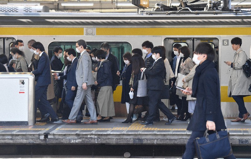 緊急事態宣言が発令されて一夜明けた日の朝、電車で通勤する多くの人たち=東京都中野区で4月8日、大西岳彦撮影