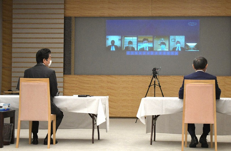 テレビ会議形式の閣議に臨む安倍晋三首相(左)と菅義偉官房長官=首相官邸で1日午前8時50分、竹内幹撮影