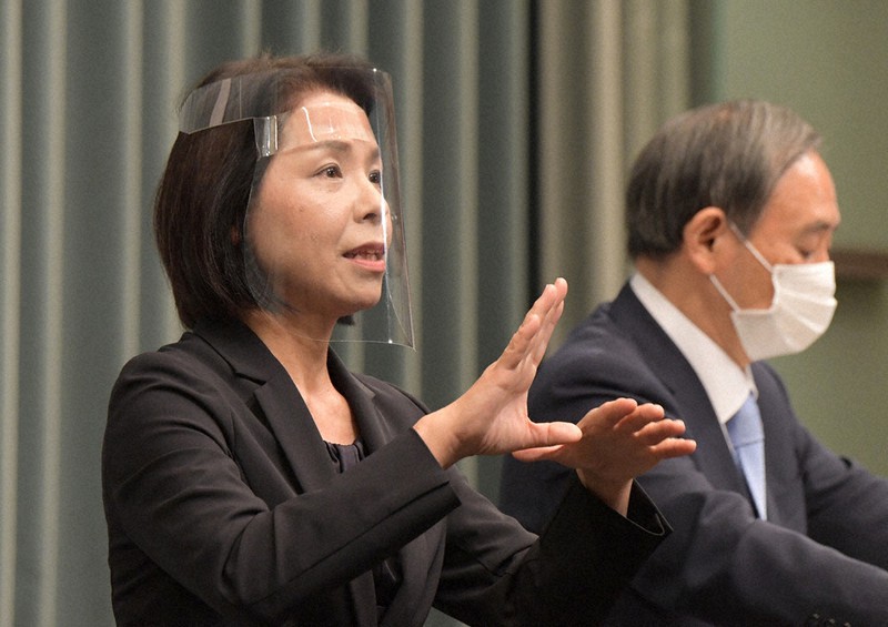 フェースガードを装着して菅義偉官房長官(右)の記者会見に臨む手話通訳者=首相官邸で2020年4月30日午前11時25分、竹内幹撮影