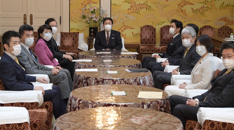 野党4党の党首会談に臨む立憲民主党の枝野幸男代表(中央)、国民民主党の玉木雄一郎代表(右列奥)、共産党の志位和夫委員長(左列奥)ら=国会内で2020年4月24日、竹内幹撮影