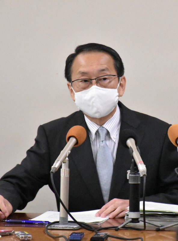 休校延長について説明する高知県教委の伊藤博明教育長=高知市で2020年4月30日午前11時30分、北村栞撮影