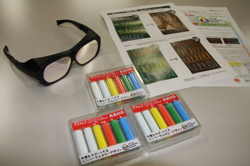 色覚障害者にも識別しやすく改良したチョークと、色の見え方を疑似体験できる眼鏡=札幌市中央区で2007年10月19日、鈴木勝一撮影