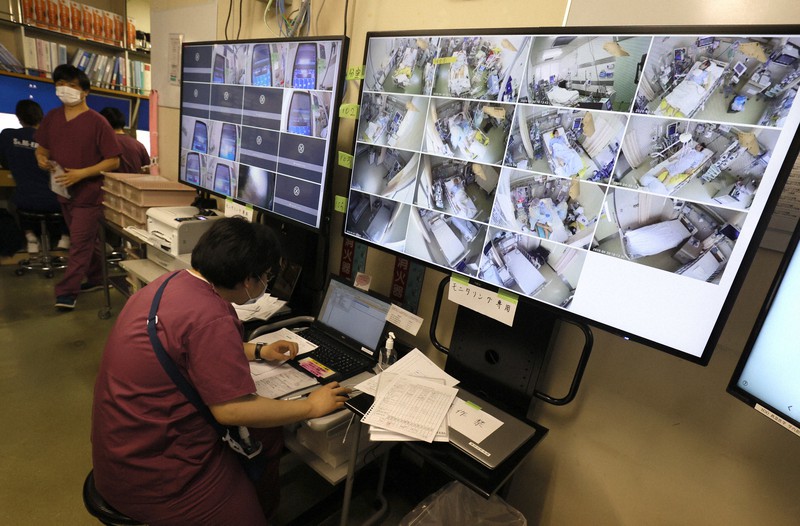 集中治療室(ICU)を新型コロナウイルスによる重症患者専用の病床に改装した聖マリアンナ医科大病院。グリーンエリア(清潔で安全なエリア)のナースステーションには患者を監視する大型テレビモニターが置かれていた=川崎市宮前区で2020年4月30日、佐々木順一撮影