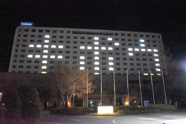 ロイヤルホテル長野が客室の明かりで浮かび上がらせた「キボウ」のメッセージ=長野市松代町のロイヤルホテル長野で2020年4月29日、坂根真理撮影