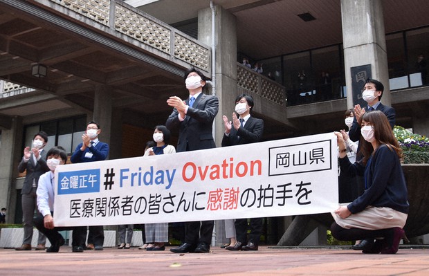新型コロナウイルス対策のために最前線で働く医療・介護関係者に感謝の拍手を送る「フライデーオベーション」=岡山市北区で2020年4月24日午後0時1分、益川量平撮影