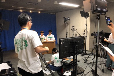 生放送中のスタジオの様子