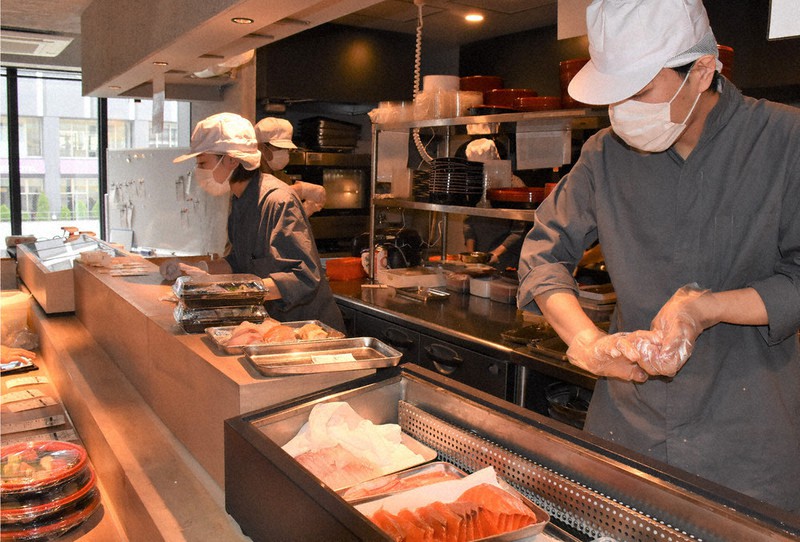 新型コロナ すしの宅配で 勝負 ススキノの居酒屋が業態転換 需要増で大盛況 拡大も検討 北海道 毎日新聞