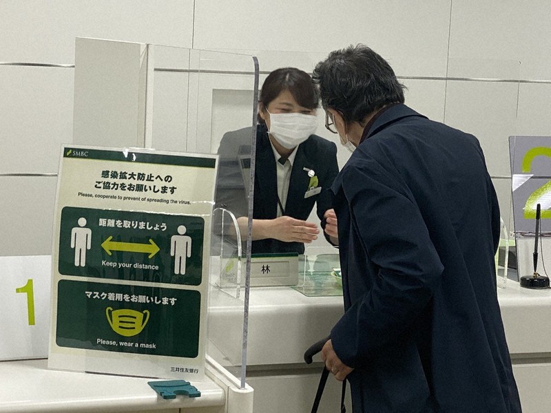 緊急事態宣言で外出自粛が求められているが、銀行支店を訪れる客が少なくない=東京都大田区の三井住友銀行蒲田支店で5月1日、山口敦雄撮影