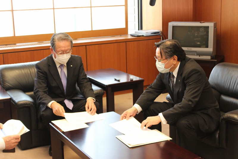 定検延期を中塚寛おおい町長(左)に説明する大飯原発の文能一成所長=福井県おおい町役場で2020年5月1日午後3時9分、大島秀利撮影
