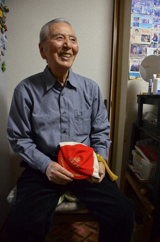 ラグビー日本代表のキャップを手に、自らの人生を振り返りながら子供たちにエールを送る広畠登さん=京都市左京区で2020年4月29日午後3時35分、大東祐紀撮影