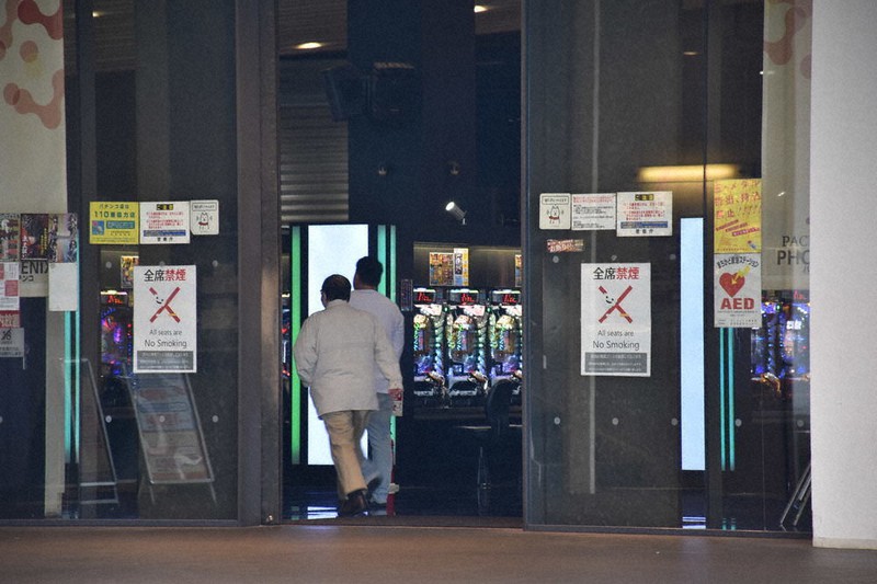 新型コロナ 神戸のパチンコ店、休業指示も営業継続 住民ら不安の声 ／兵庫 毎日新聞