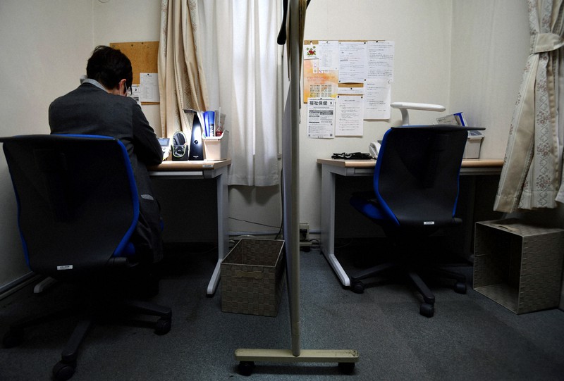 相談員が半減する中も活動を続ける「東京いのちの電話」=東京都千代田区で2020年4月22日、宮間俊樹撮影