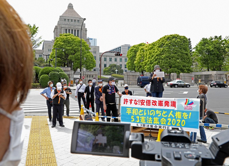 憲法記念日に国会前で開かれた憲法集会。新型コロナウイルスの関係で規模を縮小し、動画投稿サイトでライブ配信された=東京都千代田区で2020年5月3日午後1時45分、小川昌宏撮影