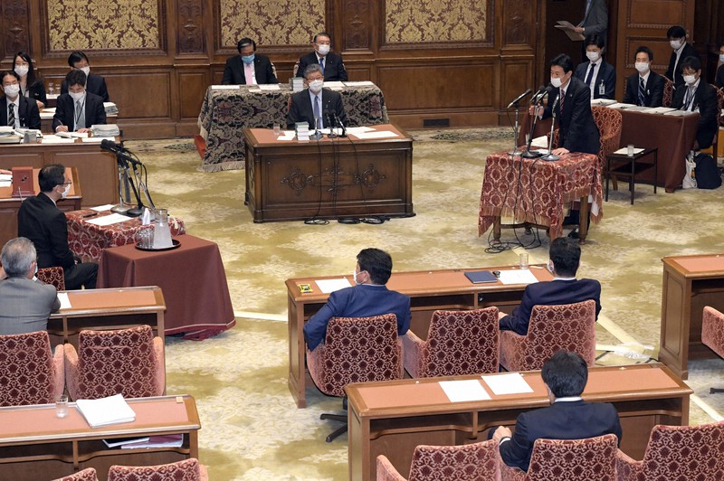 緊急事態宣言延長について衆院議院運営委員会で答弁する西村康稔経済再生担当相(右奥)=国会内で2020年5月4日午後2時26分、竹内幹撮影