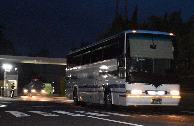 陰性の乗員を乗せ、長崎空港へ向かうバス=長崎市の三菱重工業長崎造船所香焼工場で2020年5月3日午後7時30分、中山敦貴撮影