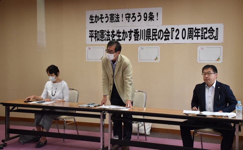 記者会見で会を代表して主張を述べる饗場和彦さん(中央)=高松市中野町のルポール讃岐で喜田奈那撮影