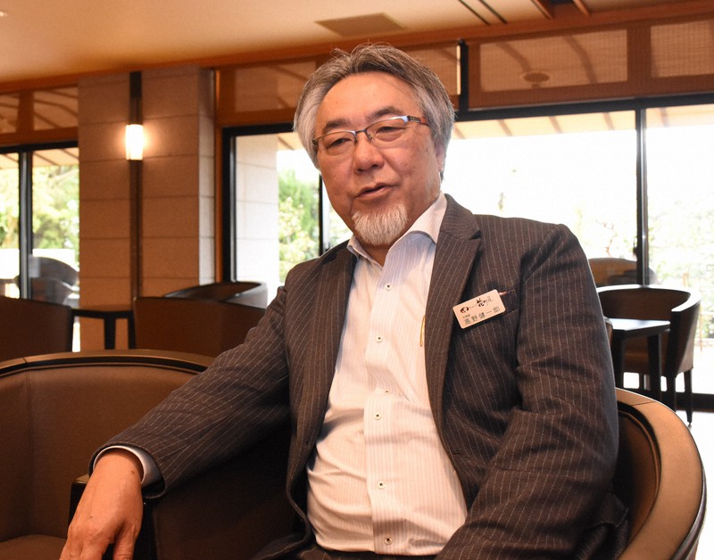 キャンセルが相次ぐ旅館の厳しい状況を語る、びわ湖花街道の取締役社長室長、高野健一郎さん=滋賀県大津市雄琴1のびわ湖花街道で、小西雄介撮影