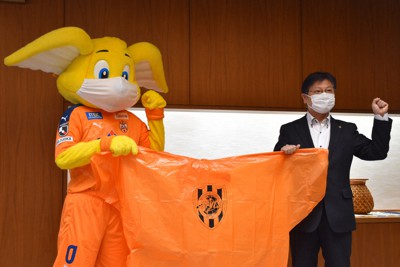 清水エスパルスのマーク入りのポンチョを手にする田辺信宏市長（右）＝静岡市役所で、大谷和佳子撮影