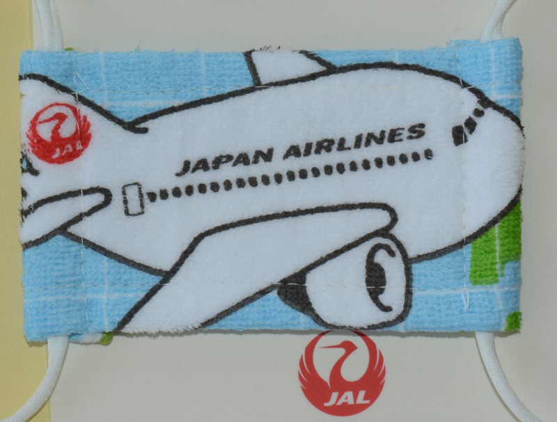 マスクに飛行機 日航地上係員、手作りで保育園児に贈る [写真特集6/5