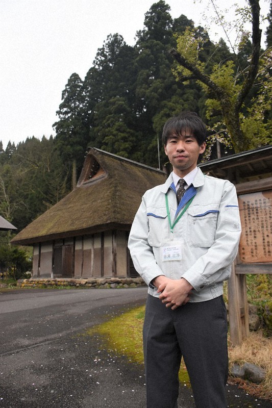江戸時代初期に建てられた国の重要文化財「堀口家住宅」など池田町の文化財保護に携わる唐沢壮淳さん=池田町稲荷の堀口家住宅で、大原翔撮影