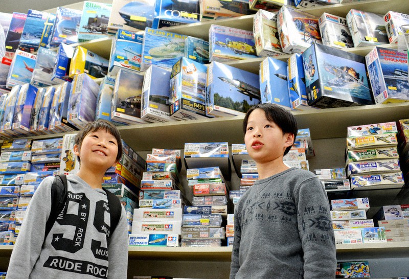 壁一面に模型の箱が積み上がる=松江市末次本町の「ベニヤ模型」で、鶴谷真撮影