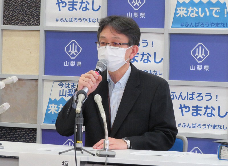 記者会見で、山梨県外からの帰省の自粛を改めて呼び掛ける県福祉保健部の成島春仁理事=県防災新館で2020年5月4日午後4時32分、梅田啓祐撮影