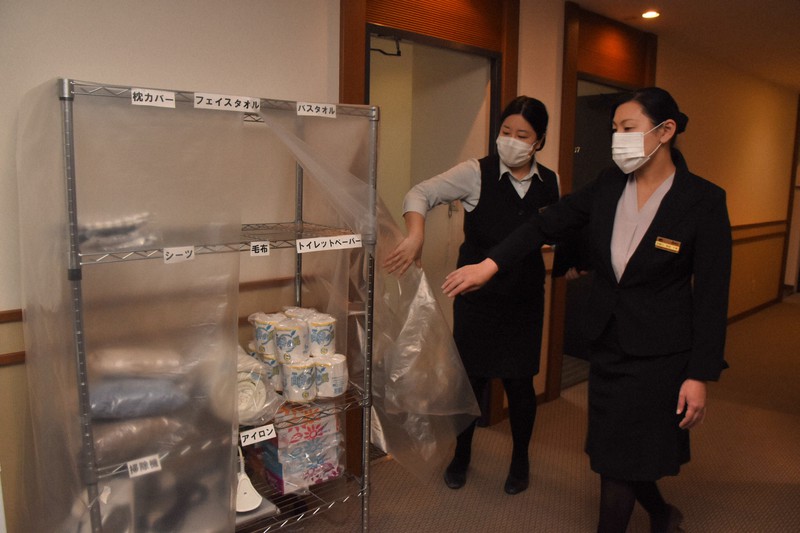 宿泊フロアの廊下に設置された消耗品棚。カバーで覆われ、毛布やトイレットペーパーも一つずつ袋にパッキングされている=秋田市山王4のルポールみずほで2020年5月1日午後1時3分、川口峻撮影