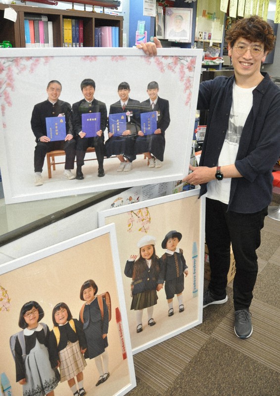 「友フォト」で撮影した記念写真を手にする松村成朗さん=伊丹市西台の「フォトスタジオ Star Love」で、中村清雅撮影