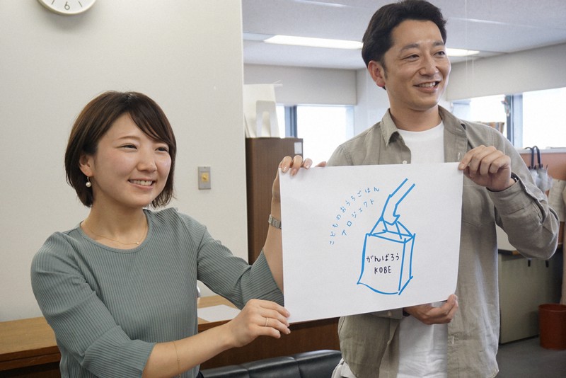 プロジェクトをPRする佳山奈央さん(左)とHANDSの藤本真一代表理事=神戸市内で、反橋希美撮影