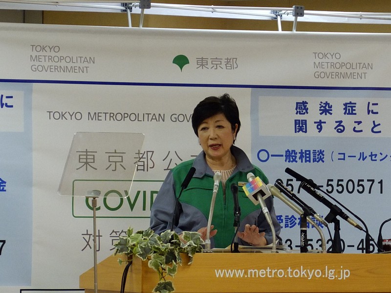 記者会見で「感染拡大防止協力金」の追加支給などについて発表する東京都の小池百合子知事=東京都新宿区の都庁で2020年5月5日午後7時10分、内田幸一撮影