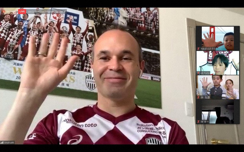 オンライン上で子供たちと交流するイニエスタ=© VISSEL KOBE